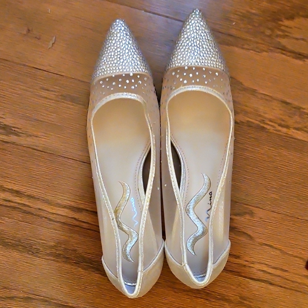 🎉HP🎉 Nina Silver and Cream Heels